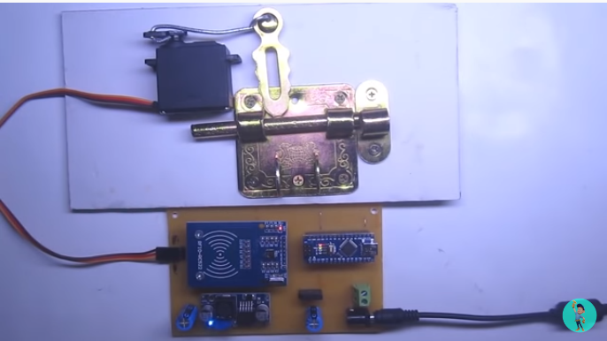 Chốt cửa chống trộm sử dụng motor servo